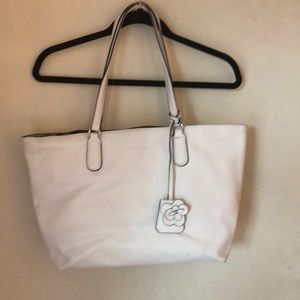 Women’s white tote